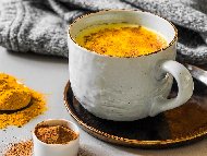 Златен елексир – здравословна напитка с бадемово мляко, мед и куркума